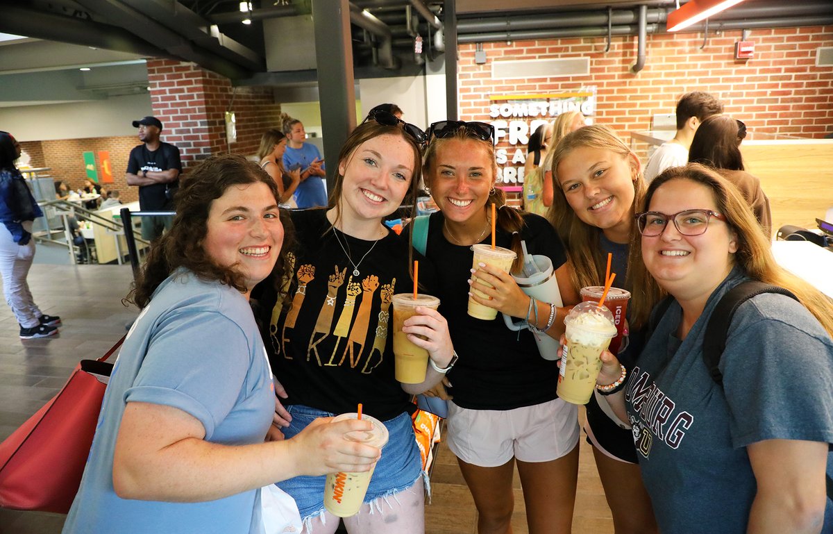 BloomsburgU's tweet image. First day energy ✌️💯💫🐾 #HuskyLife #BloomOnward #HuskyUnleashed #college #friends