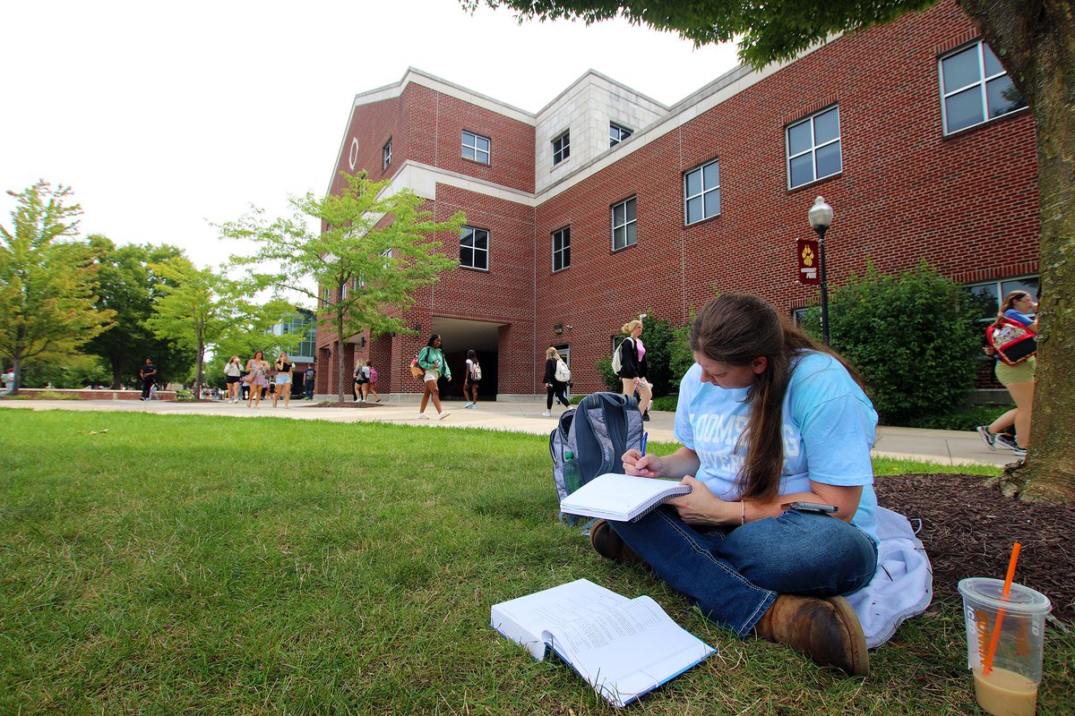 BloomsburgU's tweet image. First day energy ✌️💯💫🐾 #HuskyLife #BloomOnward #HuskyUnleashed #college #friends