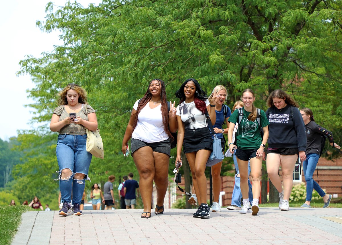 BloomsburgU's tweet image. First day energy ✌️💯💫🐾 #HuskyLife #BloomOnward #HuskyUnleashed #college #friends