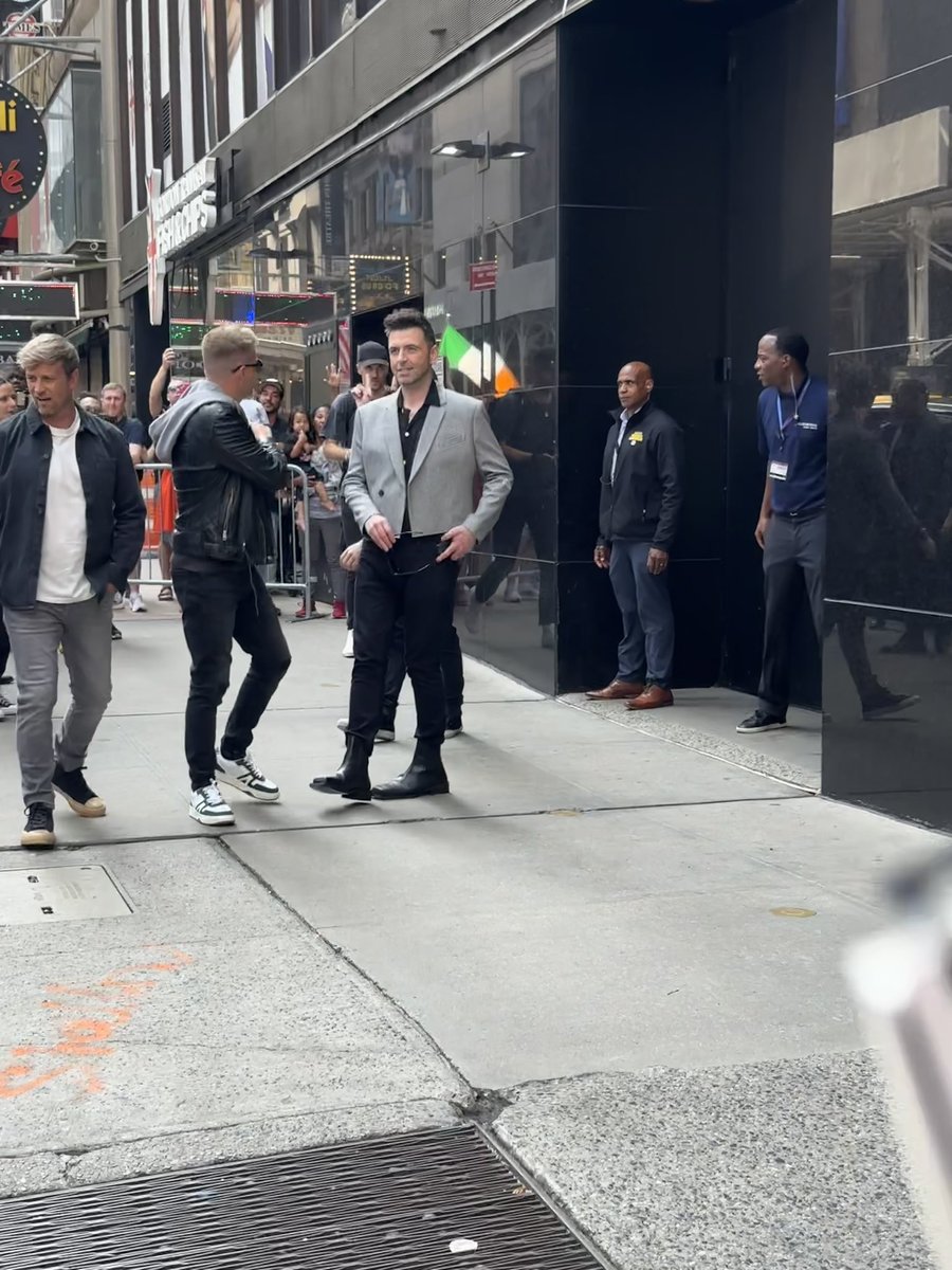 TheMariaGigante's tweet photo. I met my childhood idols today, and I could not be happier 🥰🥰🥰🥰 thank you for saying hello to us and being so wonderful &amp; kind! @westlifemusic @MarkusFeehily @KianEganWL @NickyByrne @ShaneFilan 
America is SO ready for you, cannot wait for the show next year 💚🧡🌟 #westlife https://t.co/QBhZqv9uog