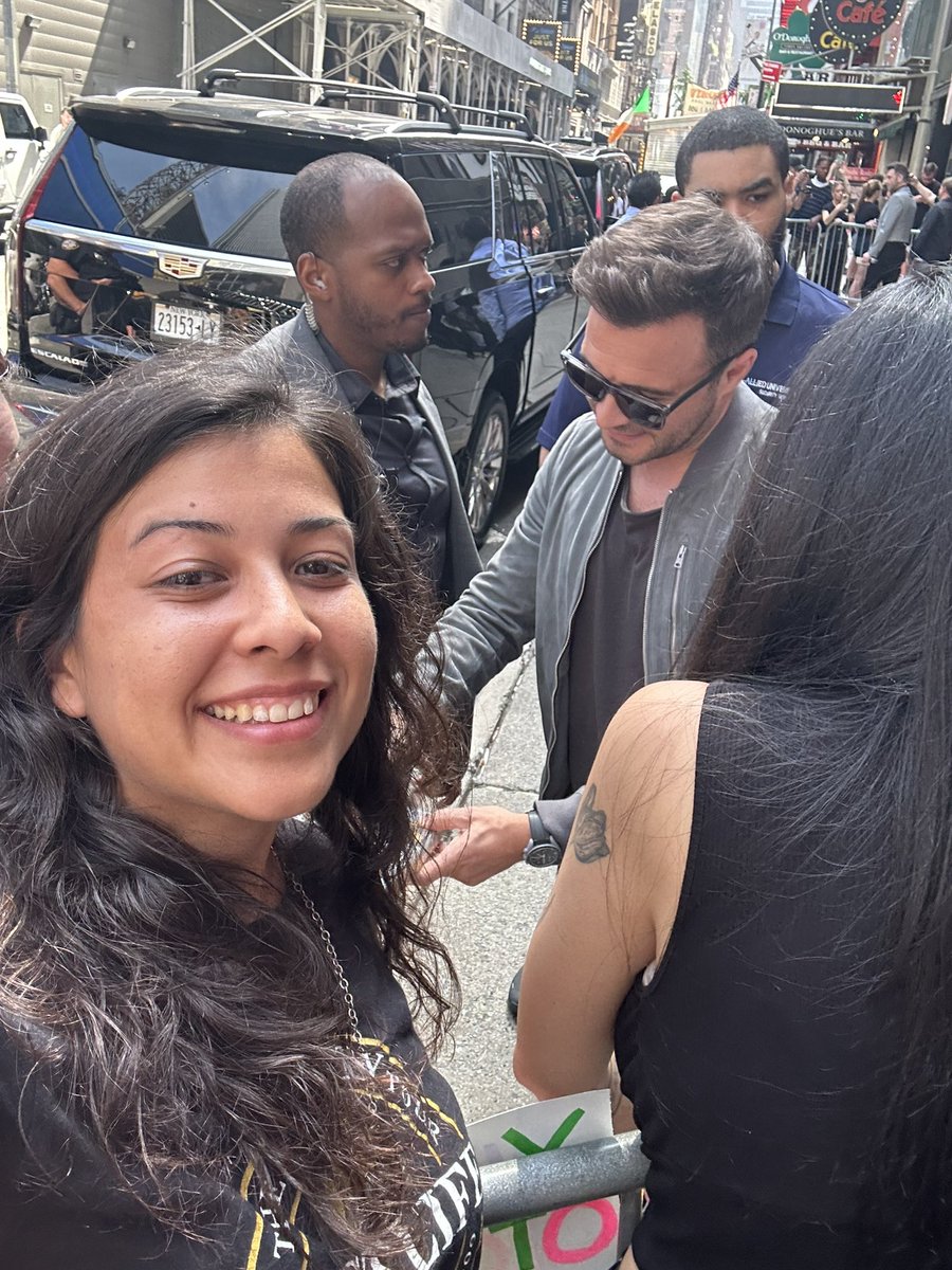 TheMariaGigante's tweet photo. I met my childhood idols today, and I could not be happier 🥰🥰🥰🥰 thank you for saying hello to us and being so wonderful &amp; kind! @westlifemusic @MarkusFeehily @KianEganWL @NickyByrne @ShaneFilan 
America is SO ready for you, cannot wait for the show next year 💚🧡🌟 #westlife https://t.co/QBhZqv9uog