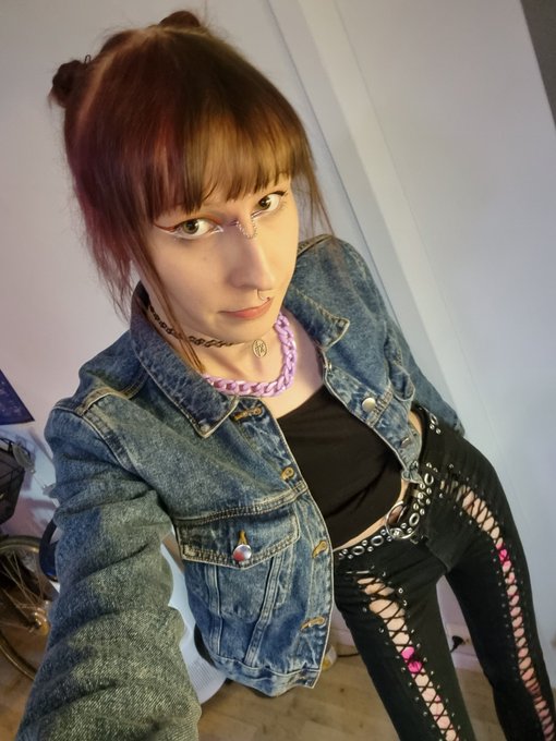 Forget your so called partner, you know I'm your true dream girl https://t.co/7dpVUaoJ9Z