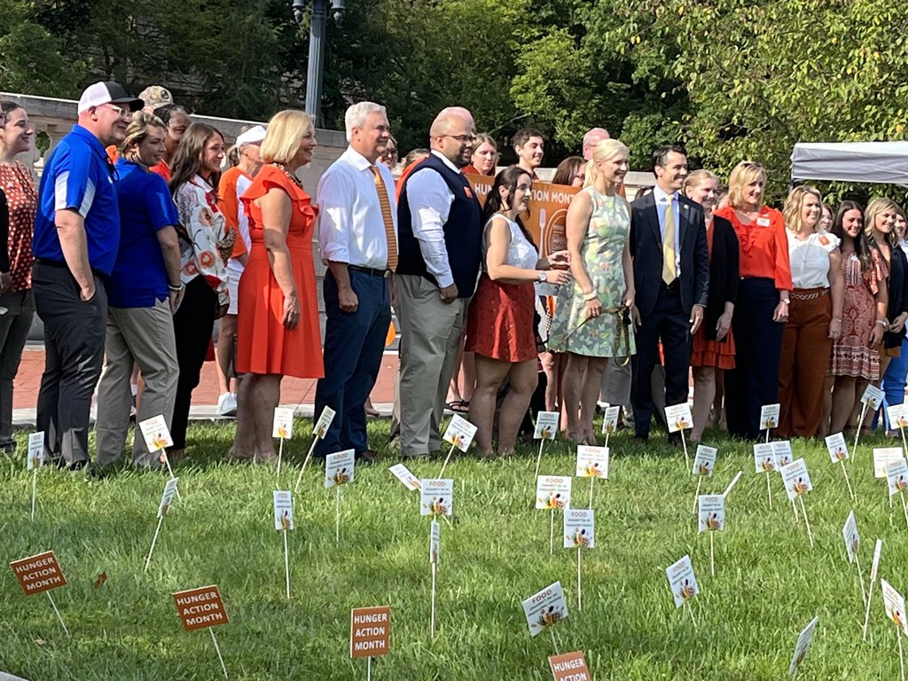 Nearly 13% of Kentuckians experience food insecurity—now more than ever, we have to keep working to combat hunger in our communities. 

I was proud to join @FeedingKY today for their #HungerActionMonth kickoff in Frankfort.