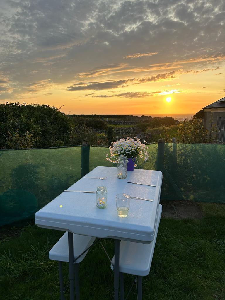 #supperwithaview🥰 <a href="/dewimarshhughes/">Dewi Marsh-Hughes 🏴󠁧󠁢󠁷󠁬󠁳󠁿</a> #fantastichubby #lovenorthwales #churchbaycamping