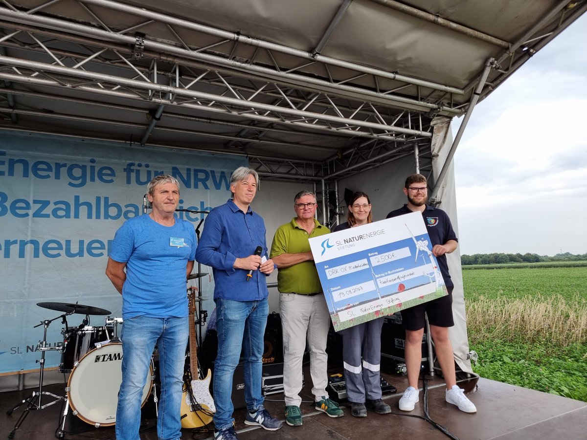SL_NaturEnergie's tweet photo. 🩵lichen Dank an alle, die das #windfest im #windpark Niederkrüchten zu einem unvergesslichen Erlebnis gemacht haben - egal ob als lokaler Verein, show act oder wetterfeste*r Besucher*in! Soviel Interesse an #umweltschutz & #windenergie macht uns happy!
#Energiewende #Klimaschutz https://t.co/LjtH2AsmLt