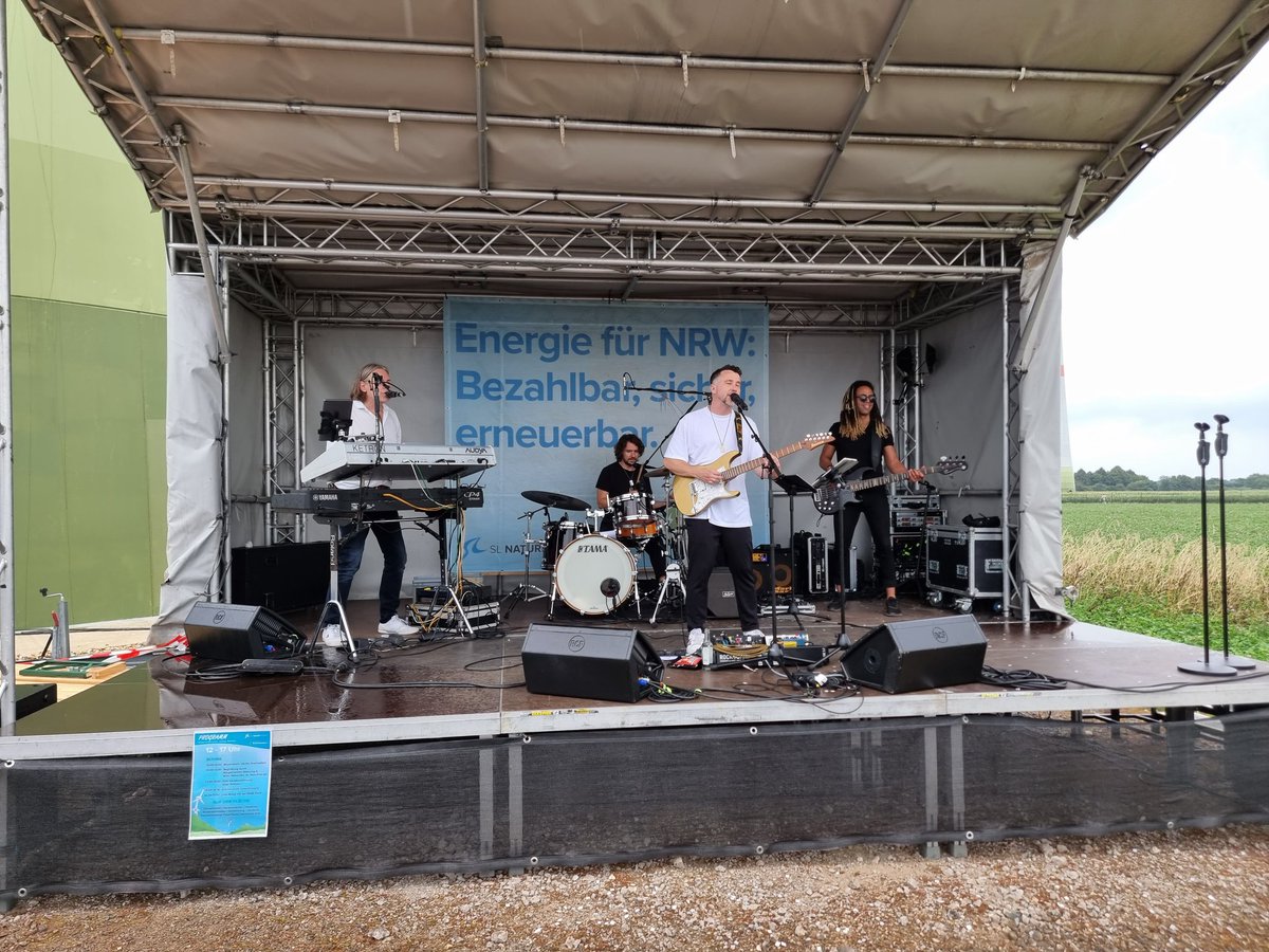 SL_NaturEnergie's tweet photo. 🩵lichen Dank an alle, die das #windfest im #windpark Niederkrüchten zu einem unvergesslichen Erlebnis gemacht haben - egal ob als lokaler Verein, show act oder wetterfeste*r Besucher*in! Soviel Interesse an #umweltschutz & #windenergie macht uns happy!
#Energiewende #Klimaschutz https://t.co/LjtH2AsmLt
