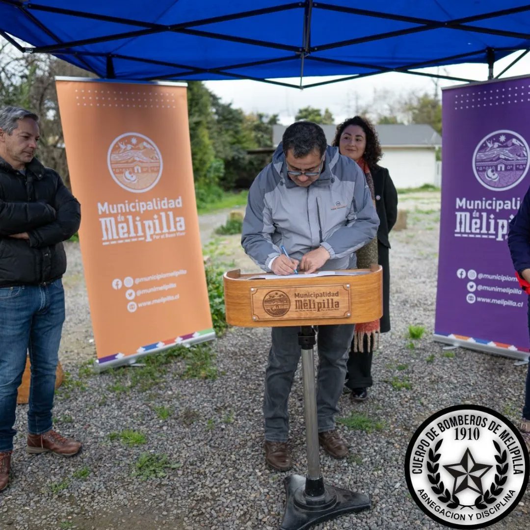 #NuevoCuartel
El día de hoy, se ha realizado la entrega oficial del terreno que albergará a la 1ª Compañía de manera definitiva a la empresa que adjudico su construcción, donde pronto comenzarán las obras.
instagram.com/p/CwOC0Pxvfln/…
<a href="/munimelipilla/">Municipalidad de Melipilla</a> <a href="/BomberosdeChile/">Bomberos de Chile</a> @lorealcaldesa