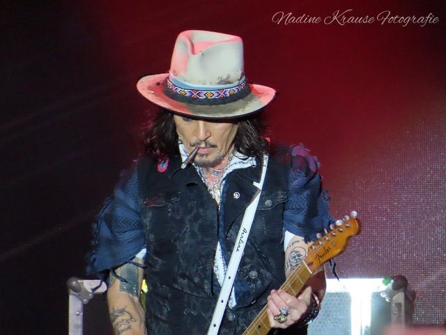 ReemDepp's tweet photo. “Take your road, no matter what. Stay on your road, stay in your lane. Don’t let anyone discourage you.”  

Johnny Depp ❤️ https://t.co/IYGZ8NRJcF