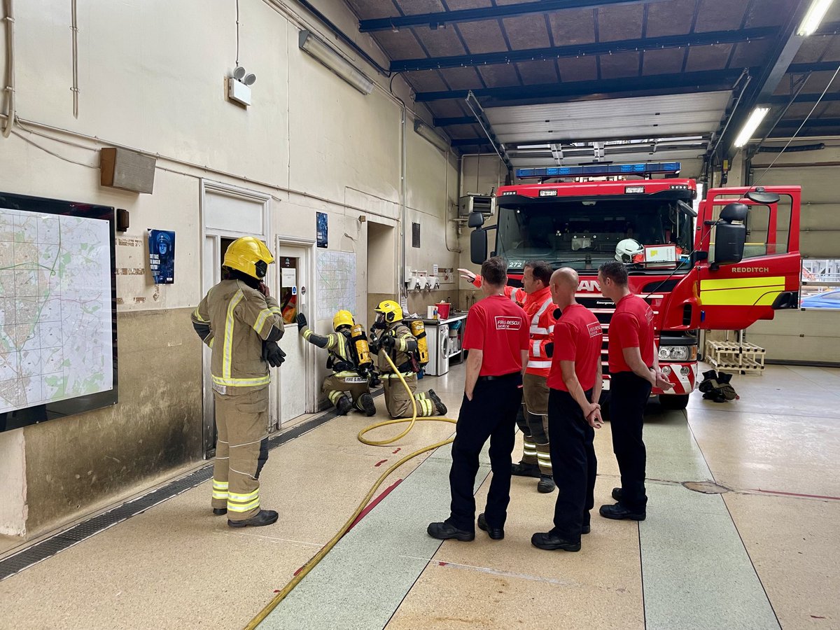 ⁦<a href="/HWFireRedditch/">HWFireRedditch</a>⁩ on call unit refreshing their door entry techniques 🔥🔥🔥