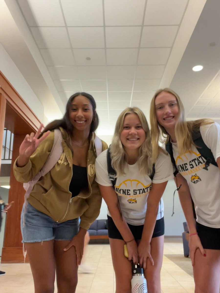 WayneStateWBB's tweet photo. So excited to have everyone back on campus! First day of classes ✅📚🤩 https://t.co/wVC85xe2BP