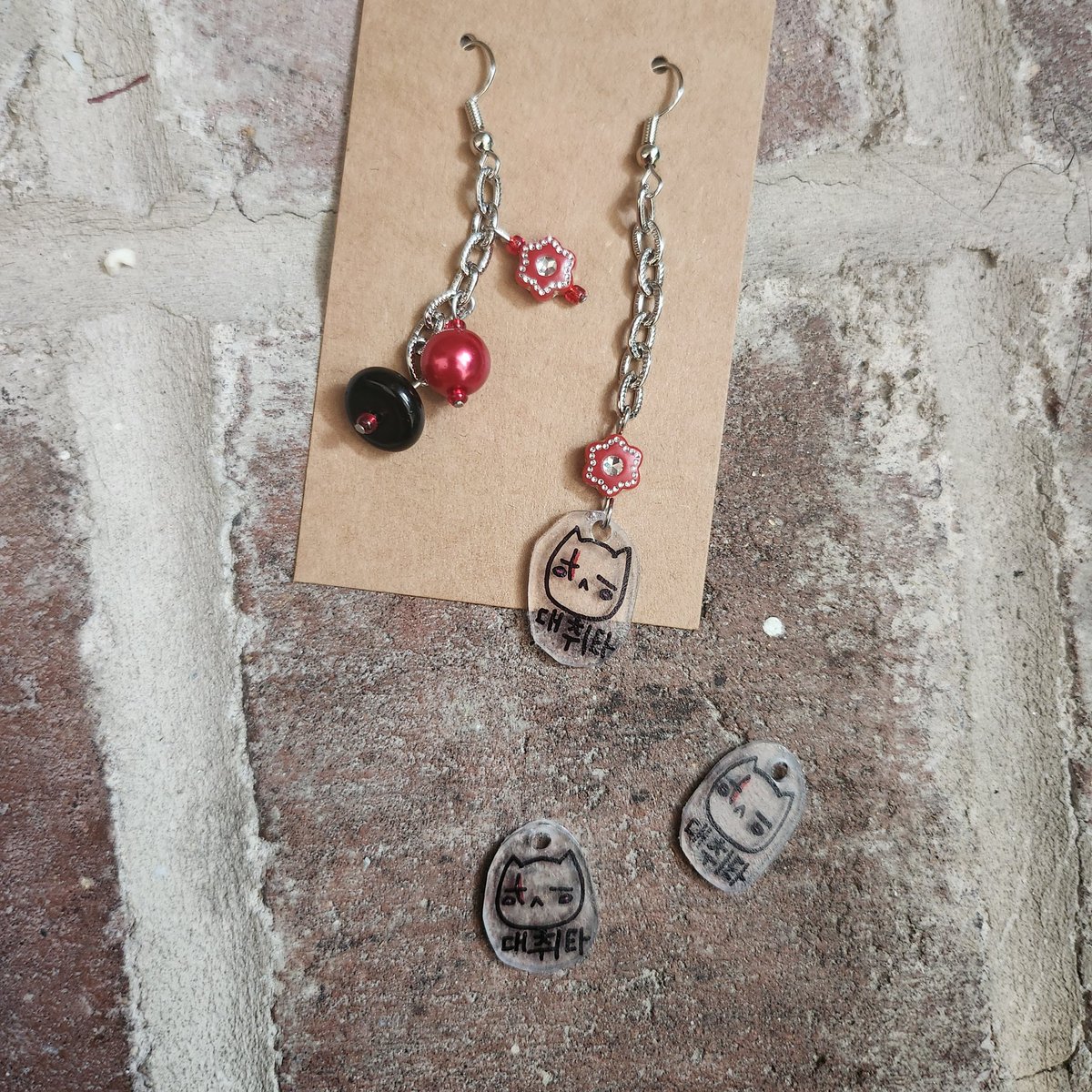 MoonNBack_etsy's tweet photo. 🖤 Daechwita Kitty Earrings🖤
Now in the shop! Charm is shrinky dink!
https://t.co/OnUiXbUm5b

#DAECHWITA #BTS #AgustD #MinYoongi #SUGA #kitty #lilmeowmeow #handmade #earrings #shopsmall #supportsmallbusiness https://t.co/leBuLLoras