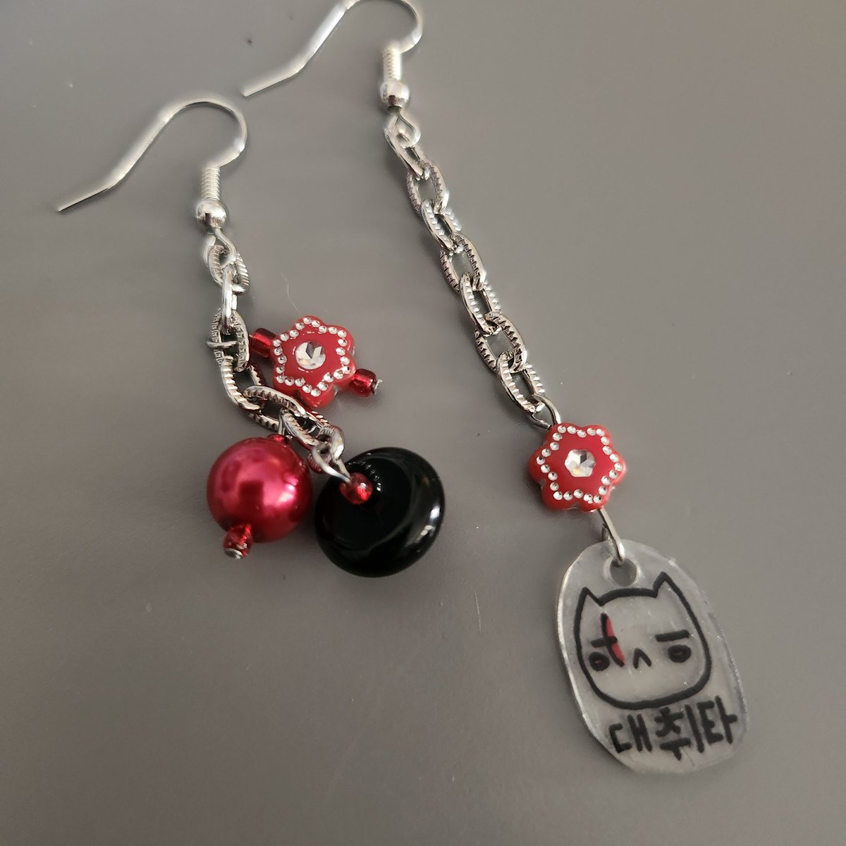MoonNBack_etsy's tweet photo. 🖤 Daechwita Kitty Earrings🖤
Now in the shop! Charm is shrinky dink!
https://t.co/OnUiXbUm5b

#DAECHWITA #BTS #AgustD #MinYoongi #SUGA #kitty #lilmeowmeow #handmade #earrings #shopsmall #supportsmallbusiness https://t.co/leBuLLoras