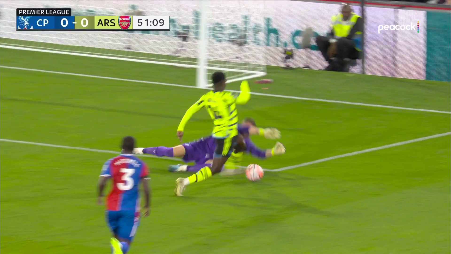 Arsenal were awarded a penalty off this challenge by Johnstone. 👀 #CRYARS