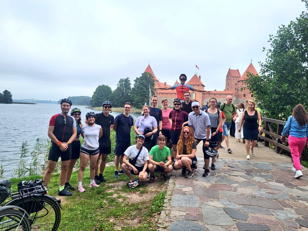 DtGesellschaft's tweet photo. 🚴🏼 Erster Tourtag unserer 🇩🇪-🇱🇹 Radreise #Wilna/#Vilnius to #Memel/#Klaipėda. 19 Teilnehmer aus 🇱🇹🇩🇪 &amp; 🇻🇳🇮🇹. Heute: Wilna-Traken/Trakai-Lišinai. 97 km. Und jede Menge Kultur &amp; Geschichte. Mit @BMI_Bund
&amp; @ishainter &amp; #ZgV &amp; #DeutschesKulturforumÖstlichesEuropa. #memelnemunas2023 https://t.co/oBZUbanmxQ