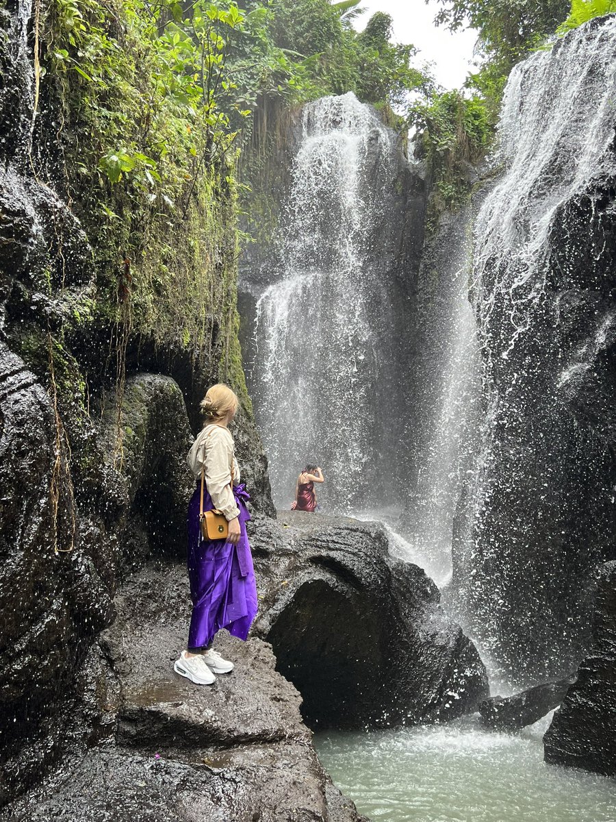 progressupdate_'s tweet image. 미리 말해두지만 저 보라색은 선택사항이 아니라 신전 가면 신성하게 차려입고 가야해요하며 내게 입혀 놓은 것입니다. Purple wasn’t an option, it was compulsory before entering praying areas.