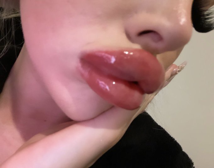 Do you like girls with big lips 👄   #fakelips #lipfiller https://t.co/hXIyVsF8Aa<a href="/tag/fakelips"class="tags">#fakelips</a><a href="/tag/lipfiller"class="tags"><span>#lipfiller</span></a>