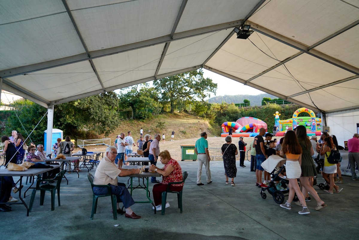ConcCulleredo's tweet photo. 😋 Quen lle di que non a 🐙 unha #pulpada como a que desfrutaron esta tarde os veciños e as veciñas de Peiro de Abaixo, Cabana, Lamelas e A Esfarrapa.
E agora a bailar coa Orquestra Compostela! 💃🏽🕺🏻 https://t.co/9juQDShDyT