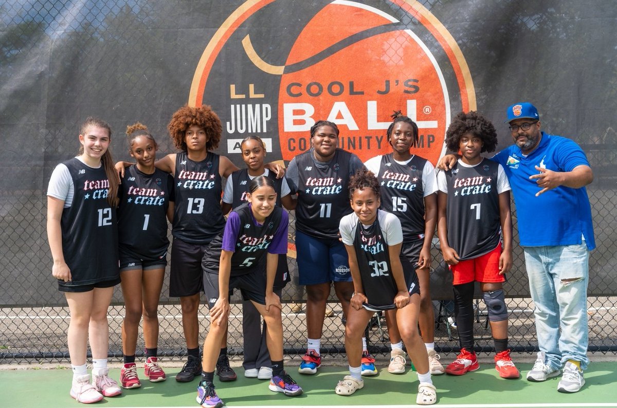 Teamcrate1's tweet photo. Young ladies was hooping this weekend @llcoolj basketball tournament the best in Queens https://t.co/ZHzl9MVf1z