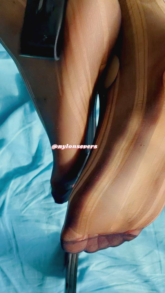 Bu ayaklar koklanmayı bekliyooooor 🤤 RT yapana surpriz video 🌈🌈 #incecorap #ayakfetis #çorap #ayak #nylonfeet #pantyhose #külotluçorap #footjob #pantyhose #nylon #feet #nayloncorap #penti