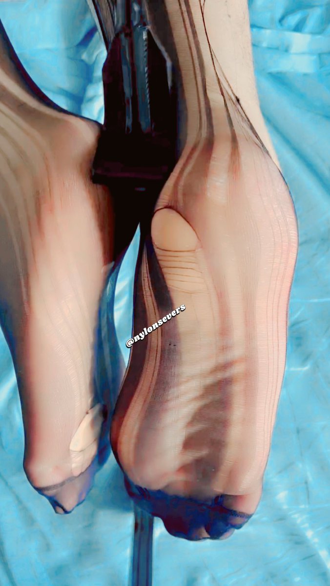 nylonsevers's tweet photo. Bu ayaklar koklanmayı bekliyooooor 🤤 RT yapana surpriz video 🌈🌈 #incecorap #ayakfetis #çorap #ayak #nylonfeet #pantyhose #külotluçorap #footjob #pantyhose #nylon #feet #nayloncorap #penti https://t.co/KvSVIybRqn