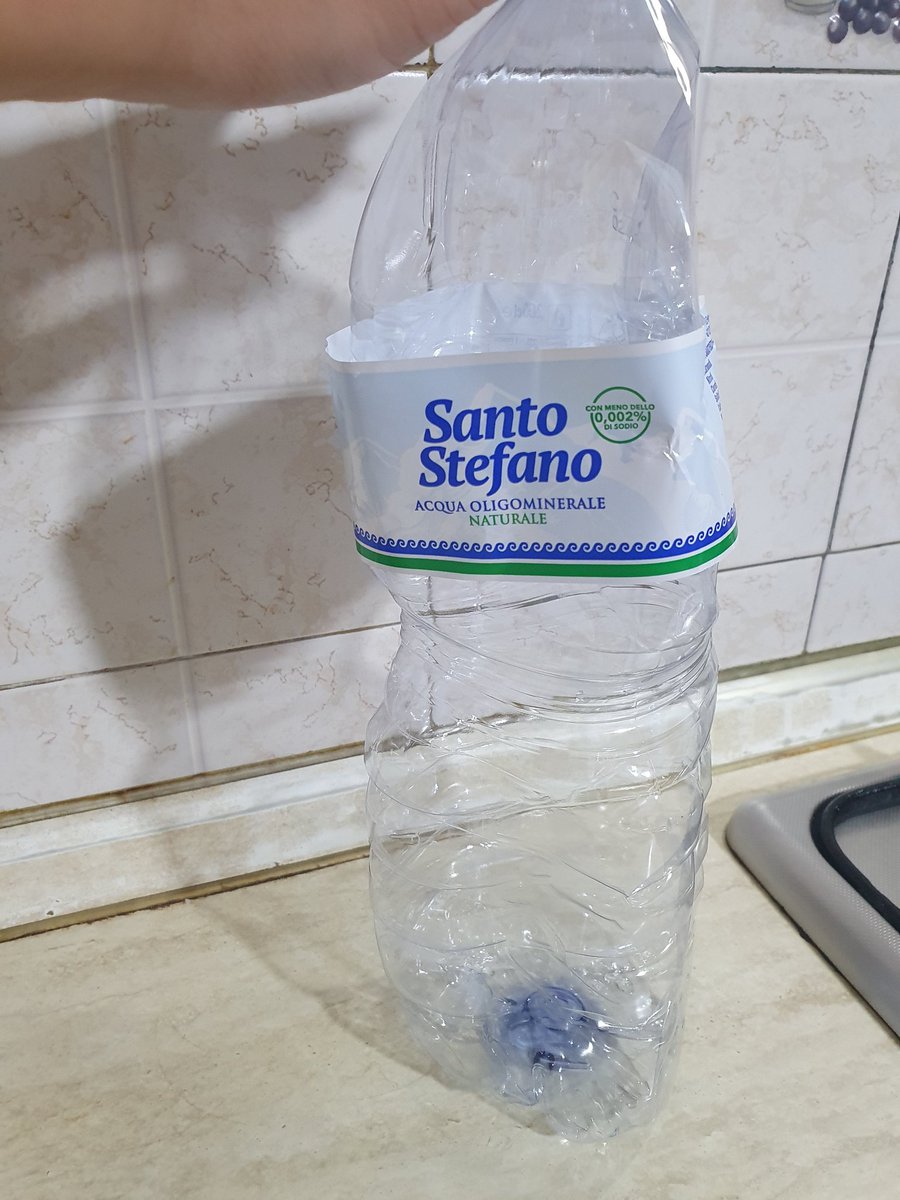 flashvlight's tweet image. raga vi prego sto morendo abbiamo comprato la confezione d&apos;acqua, mi alzo per aprirla, prenderne una e metterla in frigo e ne trovo una così all&apos;interno mi sentite urlare