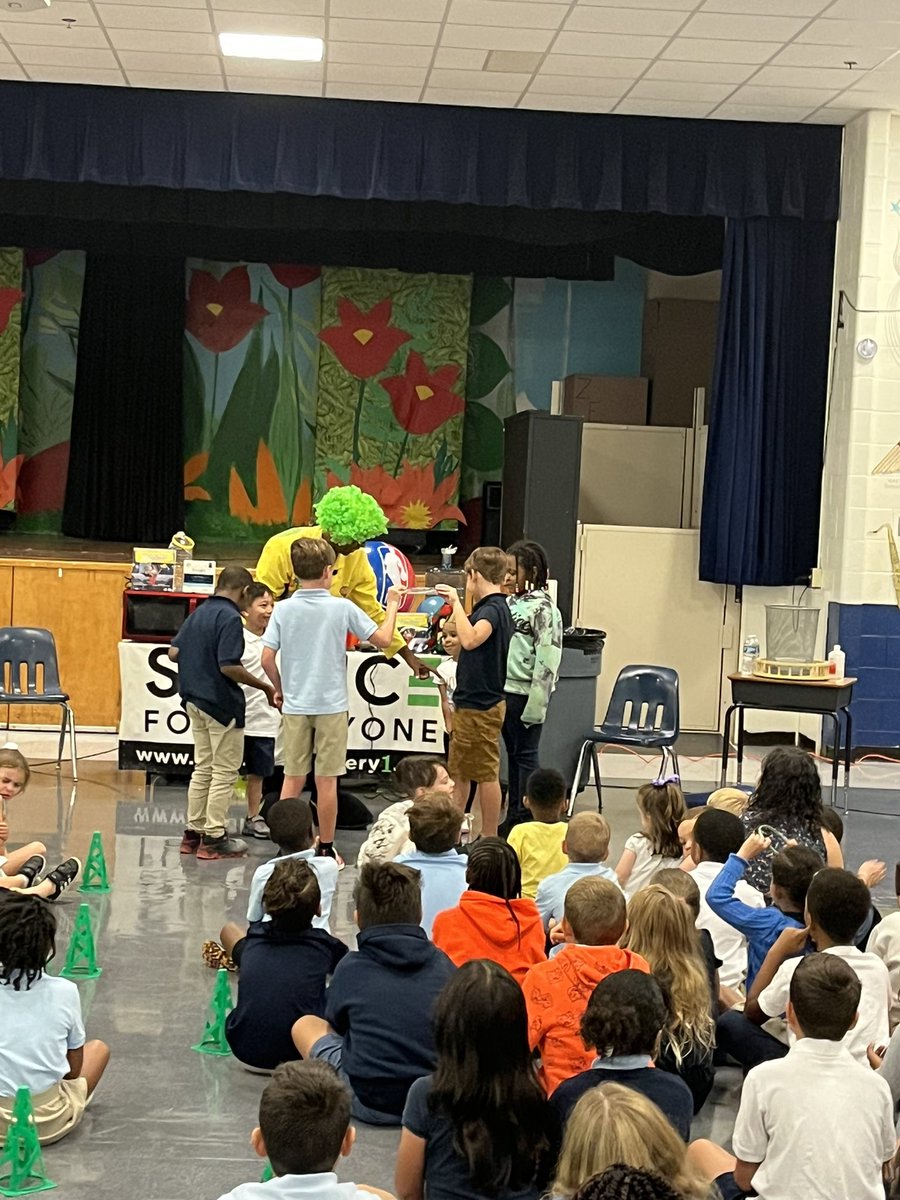 No better way to kick off the new year than watching our students (and staff) get excited about science!! Thank you @SSEFGeorgia and @Science4Every1 #sde