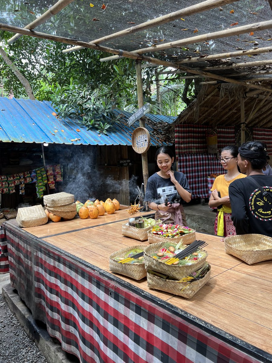 progressupdate_'s tweet image. They do - natural cleanse ceremony, palm readings then opening up your aura to the quantum field for 220usd, which I didn’t do. Next time? Taman Beji Groya #waterfall. If I had the time I would’ve visited a waterfall with an entire hiking course tho 😹