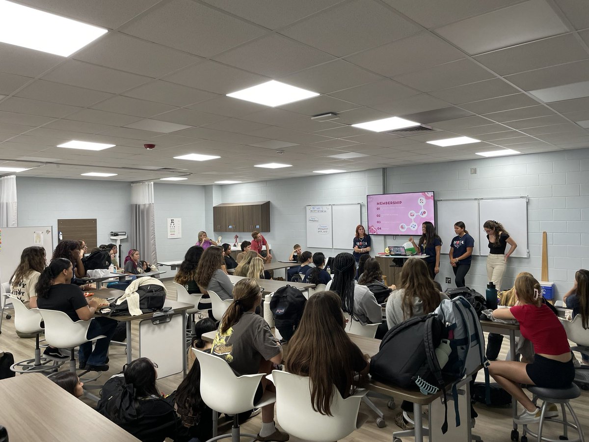 BulldogMedical's tweet photo. About 50 students interested in Healthcare Careers made it to the first HOSA meeting @FPCHS @FPC_CTE https://t.co/okJruMkuNL