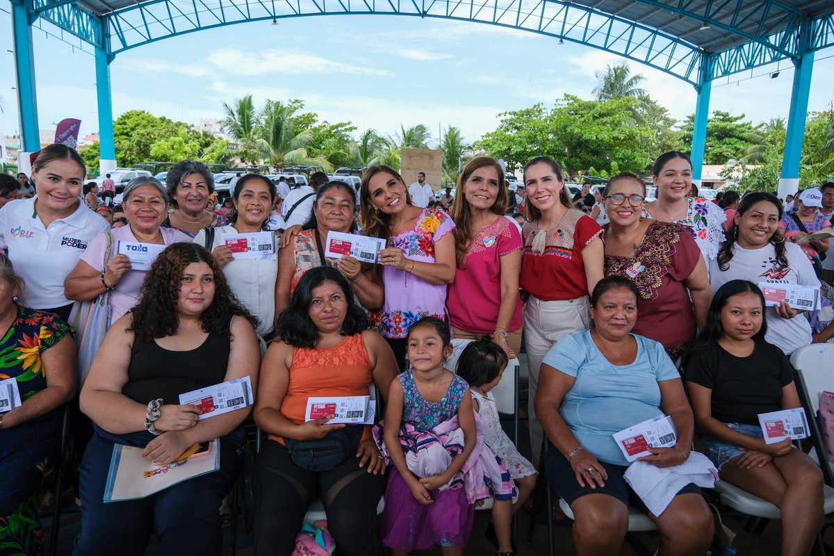 MaraLezama's tweet photo. Entregamos, mano en mano, tarjetas 💳 de apoyo económico a más de 600 beneficiarias de #MujerEsPoder 🙋🏽‍♀️ en #IslaMujeres, para empoderarlas y brindarles autonomía. https://t.co/yvemvyxsKx