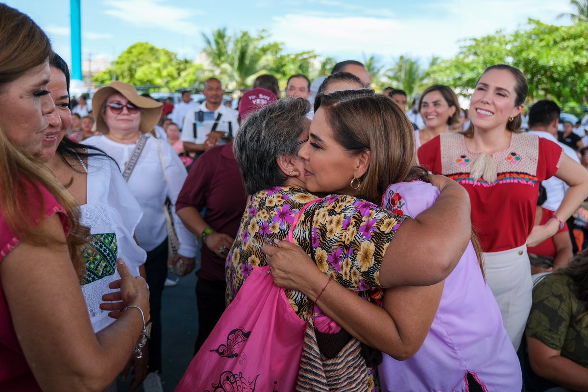 MaraLezama's tweet photo. Entregamos, mano en mano, tarjetas 💳 de apoyo económico a más de 600 beneficiarias de #MujerEsPoder 🙋🏽‍♀️ en #IslaMujeres, para empoderarlas y brindarles autonomía. https://t.co/yvemvyxsKx