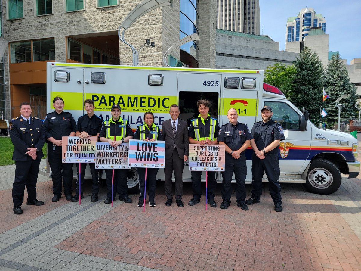 OttawaParamedic's tweet photo. Soyons #HautEtFort!!! Pour souligner le début de la Fierté dans la capitale, nous avons hissé le drapeau de la fierté à notre quartier général et nous avons participé à la cérémonie à l’Hôtel de ville en solidarité avec la communauté 2SLGBTQ+. https://t.co/Ca1ZAJnLY4