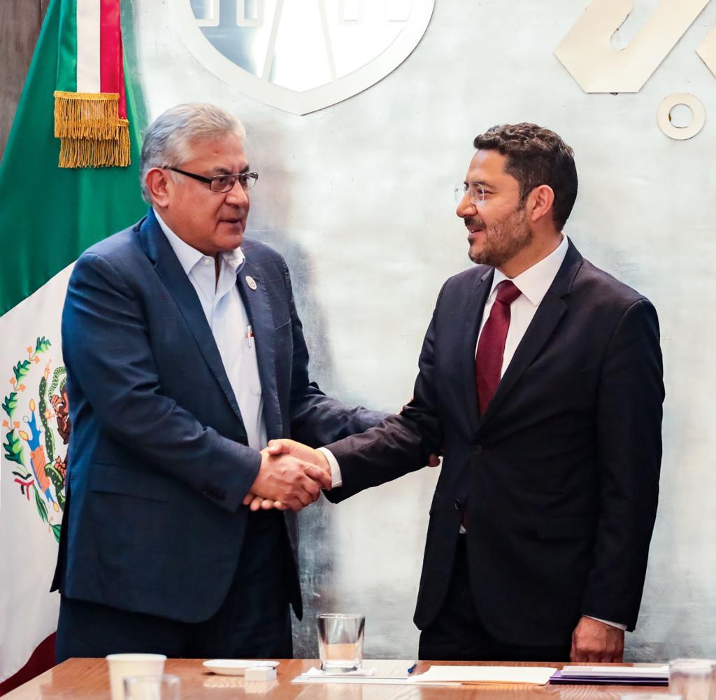 Snte42's tweet photo. El #SNTE 📚 encabezado por su Srio. Gral., Mtro. Alfonso Cepeda Salas, reconoce al Jefe de Gobierno de la #CDMX @martibatres por la defensa a los #LTG 📓 en su Segundo Informe Mensual de Actividades y le agradece el respaldo brindado al magisterio 👩‍🏫👨‍🏫 https://t.co/xGDpmUu1Ht