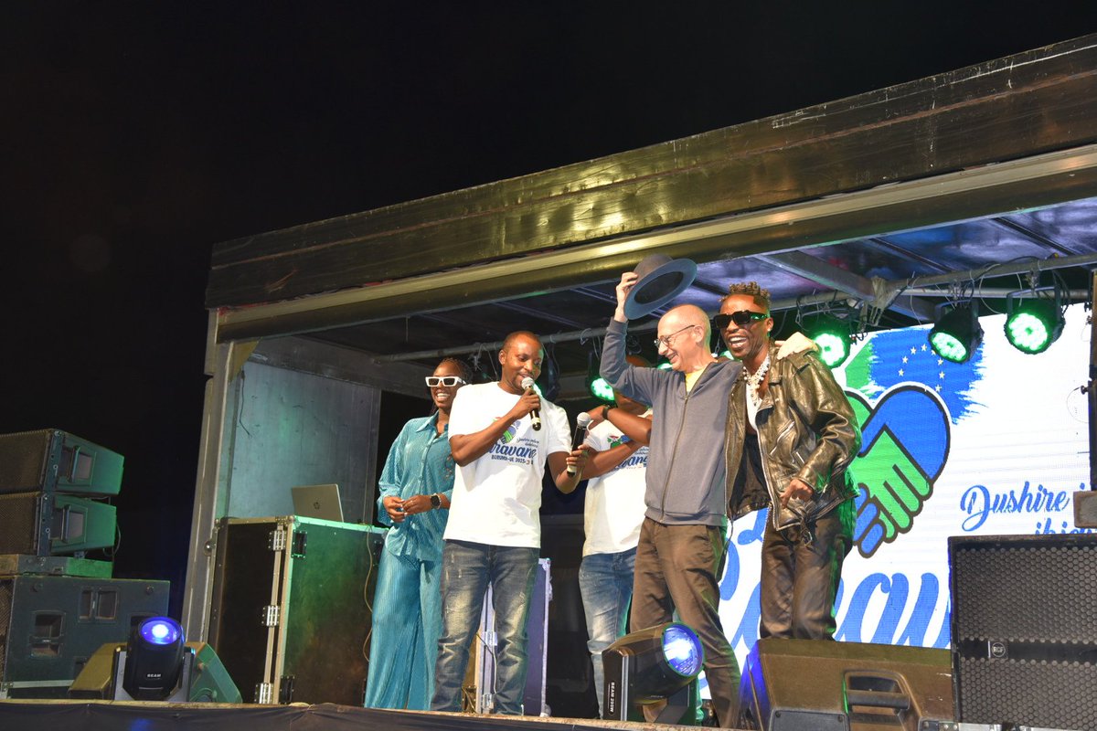 UEauBurundi's tweet photo. 4/La journée s'est terminée à @NgoziProvince par un grand concert auxquels ont participé @satb257, @meiliofficial_ et @MutimaComedien devant un public conquis
#DushireImbereIbiduhuza 
🇧🇮🇪🇺 https://t.co/jUNBGKHbI3
