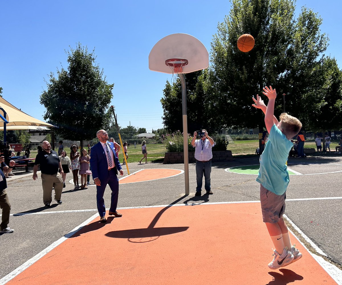 dps_k12's tweet photo. 🏃‍♂️For our last stop, we skipped on over to Sandoval Elementary where students were getting some exercise at recess and in PE class! 🏀 We hope everyone had a fantastic day!  #skipchallenge #FirstDayDPS https://t.co/4uwrjpwx7S