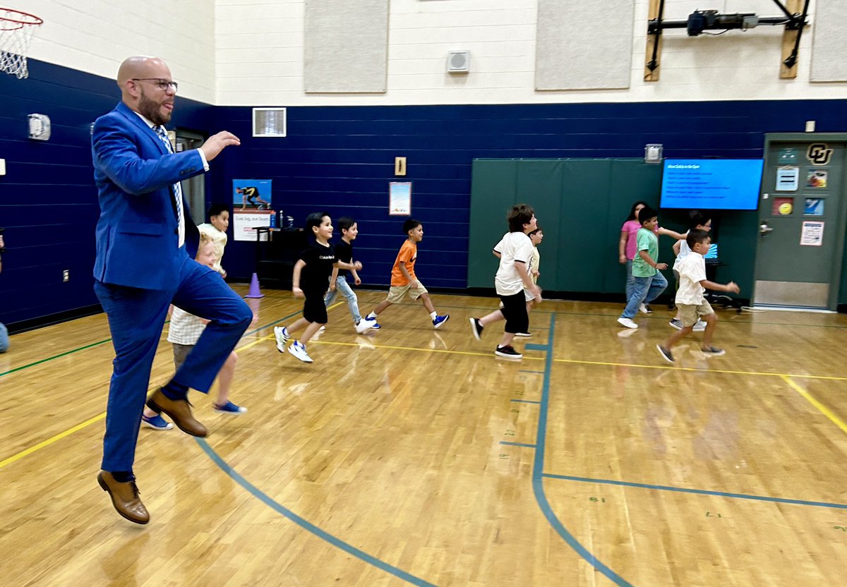 dps_k12's tweet photo. 🏃‍♂️For our last stop, we skipped on over to Sandoval Elementary where students were getting some exercise at recess and in PE class! 🏀 We hope everyone had a fantastic day!  #skipchallenge #FirstDayDPS https://t.co/4uwrjpwx7S