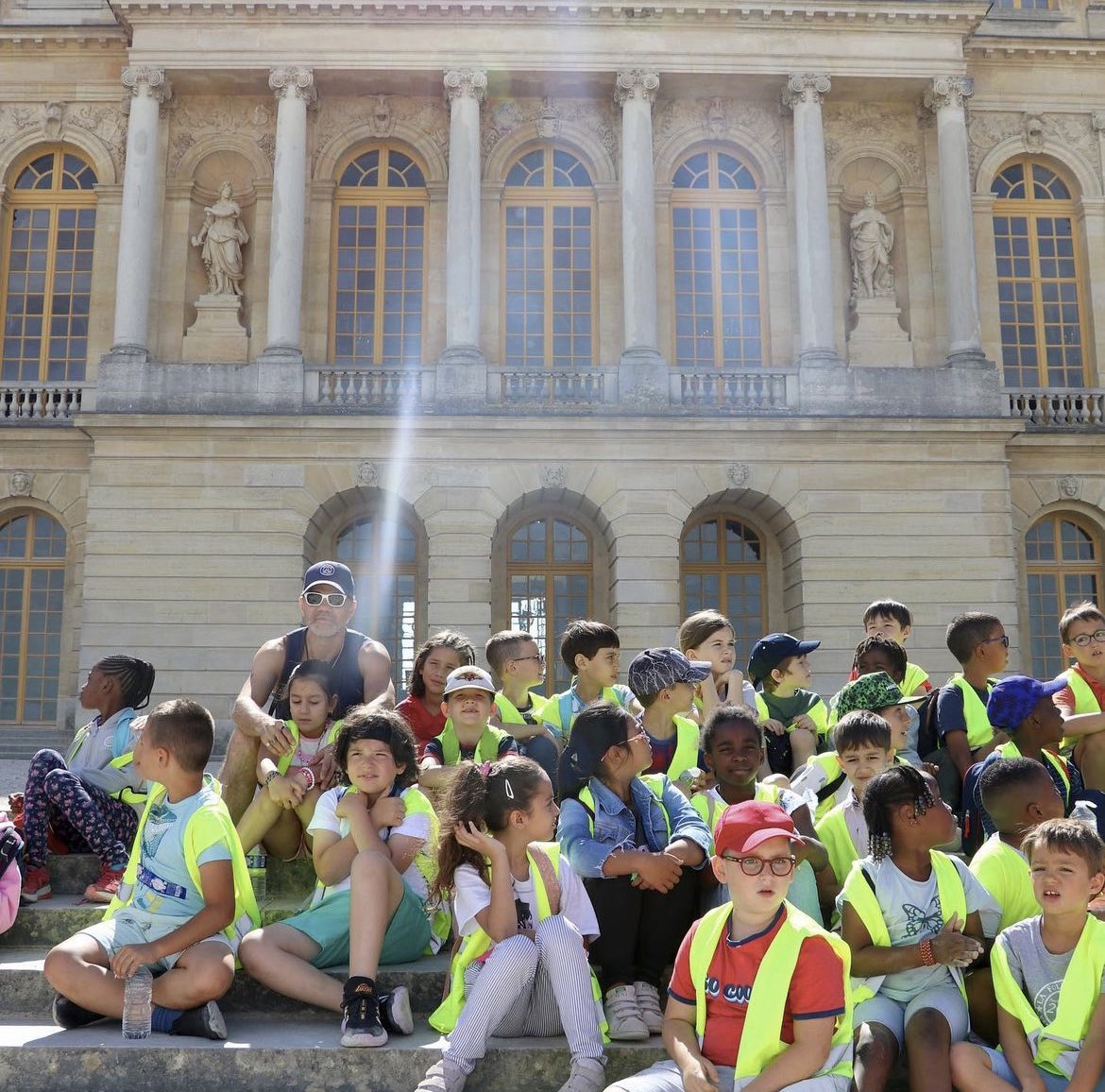 La 8ème édition d’Une journée de vacances <a href="/CVersailles/">Château de Versailles</a> se referme. 
Depuis 2016, grâce au soutien <a href="/emerigemecenat/">Emerige Mécénat</a> plus de 40 000 enfants qui ne partent pas en vacances ont pu bénéficier de ce dispositif exceptionnel et découvrir ce joyau patrimonial via une médiation sur mesure.