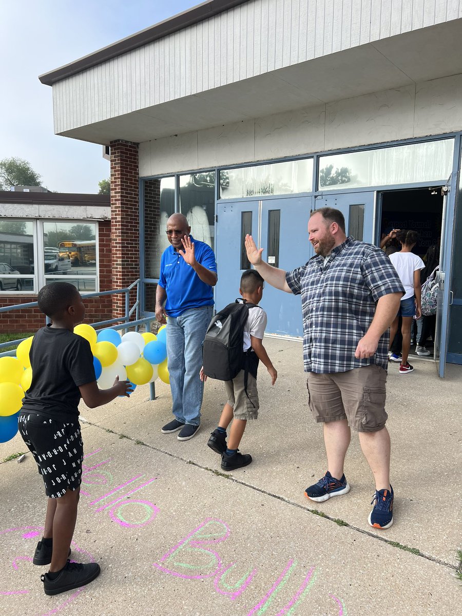 gmochamber's tweet photo. We hope all the @GrandviewCSD4 students had a great #GVfirstDay! @CityofGrandview @GMOAssistPrgrm @GrandviewMOPD https://t.co/Bfxe3DLNfh