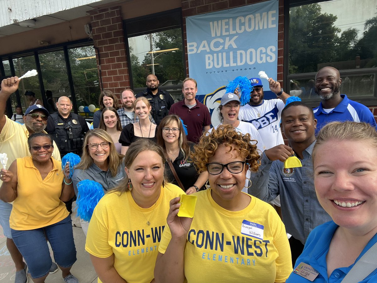 gmochamber's tweet photo. We hope all the @GrandviewCSD4 students had a great #GVfirstDay! @CityofGrandview @GMOAssistPrgrm @GrandviewMOPD https://t.co/Bfxe3DLNfh