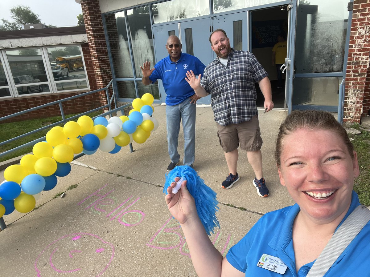 gmochamber's tweet photo. We hope all the @GrandviewCSD4 students had a great #GVfirstDay! @CityofGrandview @GMOAssistPrgrm @GrandviewMOPD https://t.co/Bfxe3DLNfh