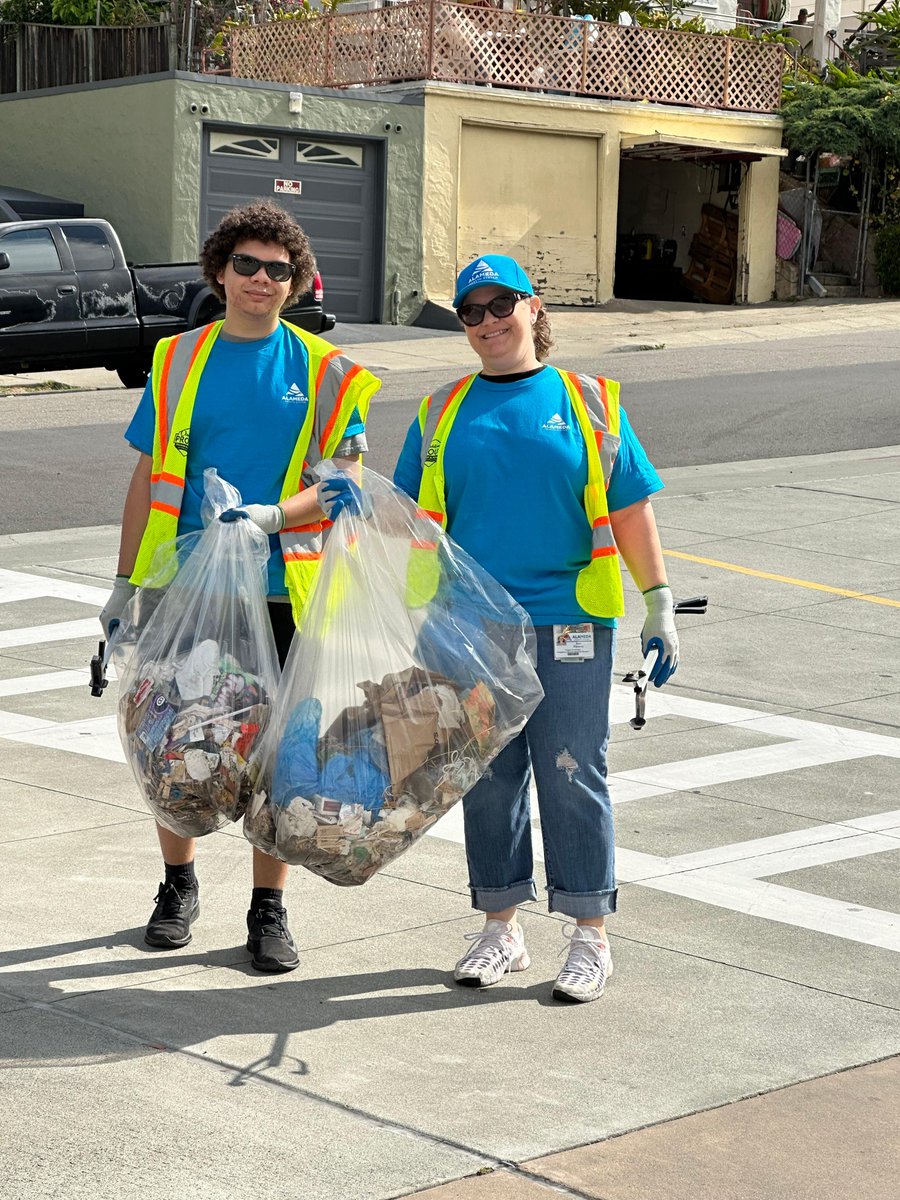 AlamedaHealth's tweet image. Thanks for joining us this Saturday as AHS staff and their families volunteered at the Wilma Chan Highland Hospital Campus Neighborhood Clean-up where we collected over 15 bags of debris from the surrounding neighborhood! #CaringForTheCommunity #AdoptASpot #CommunityConnect
