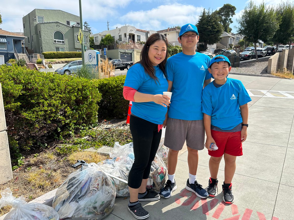 AlamedaHealth's tweet image. Thanks for joining us this Saturday as AHS staff and their families volunteered at the Wilma Chan Highland Hospital Campus Neighborhood Clean-up where we collected over 15 bags of debris from the surrounding neighborhood! #CaringForTheCommunity #AdoptASpot #CommunityConnect