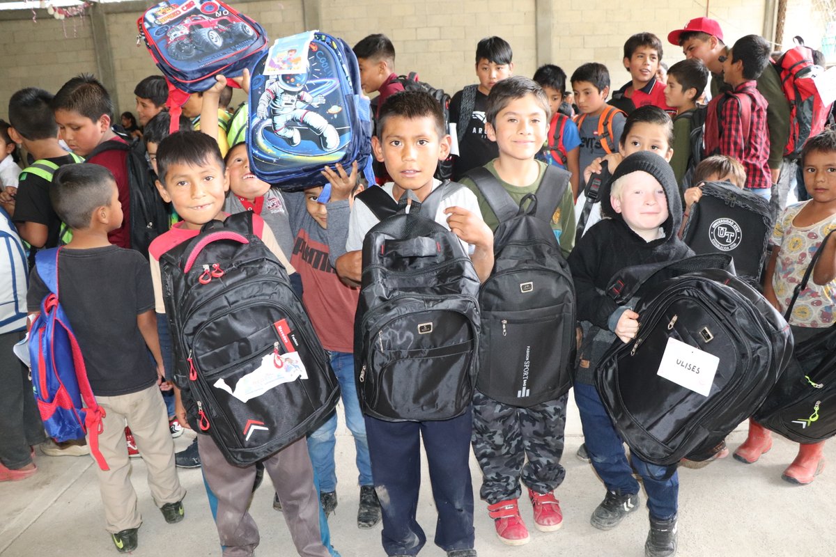 ContagiandoAC's tweet photo. Así recibimos más de 400 sonrisas a cambio de mochila y útiles nuevos para el #RegresoAClases entregadas este fin de semana de nuestra campaña #LaMochilaDelCambio en comunidades marginadas de la Sierra del Pico de Orizaba en Veracruz.
#ContagiandoVoluntad #LaVoluntadDeAyudar https://t.co/eB08cf6MEp