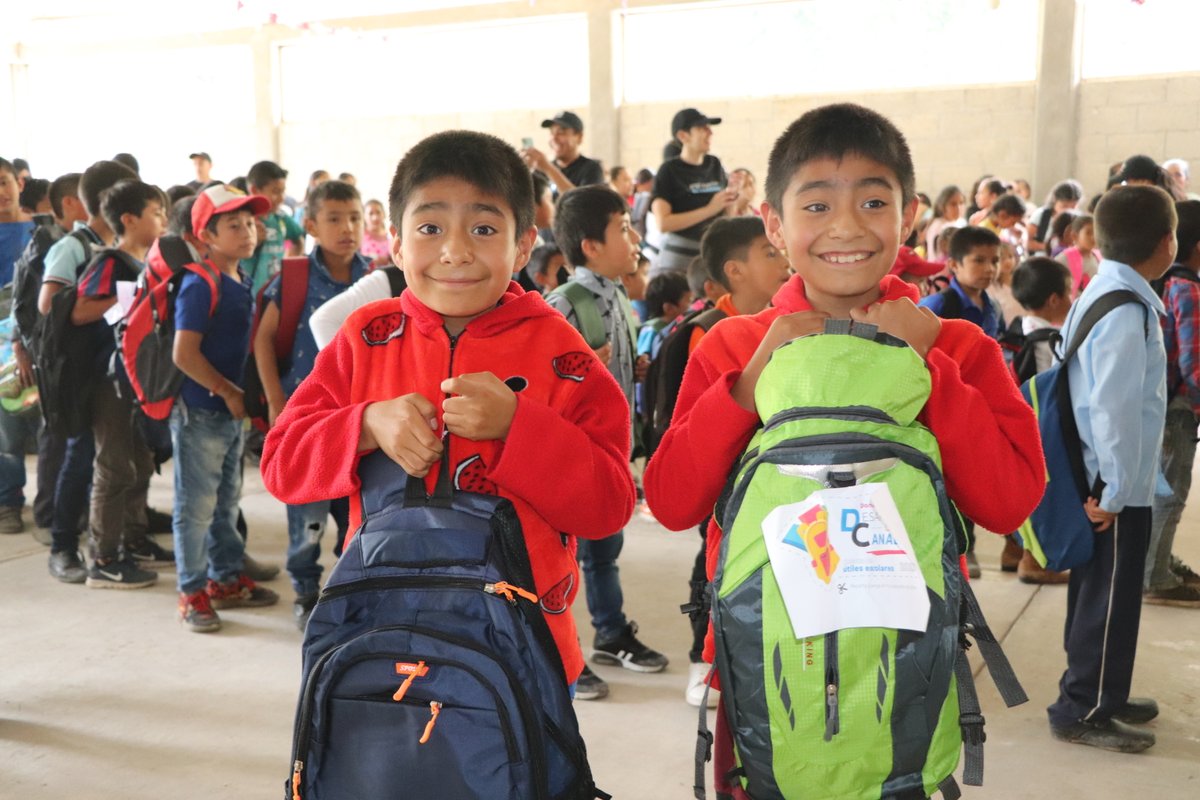 ContagiandoAC's tweet photo. Así recibimos más de 400 sonrisas a cambio de mochila y útiles nuevos para el #RegresoAClases entregadas este fin de semana de nuestra campaña #LaMochilaDelCambio en comunidades marginadas de la Sierra del Pico de Orizaba en Veracruz.
#ContagiandoVoluntad #LaVoluntadDeAyudar https://t.co/eB08cf6MEp