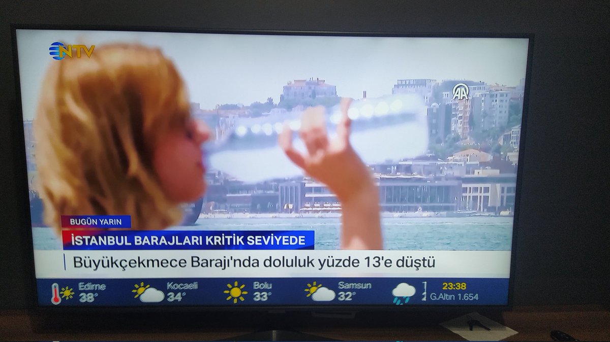 svsakcn's tweet photo. İstanbul'da su tükeniyor diyorlar azaldı diyorlar. Bize mesaj yolluyorlar suyumuzu güzel kullanalım diye ama Bayrampaşa şehir parkında (Adapark) istisnasız bir haftadır çim sulama fiskiyelerinden su akıyor Park içi göl gibi oldu yürüyüş yapılmıyor. @bpasabelediyesi @atilaaydiner https://t.co/gcy8iwdqm1