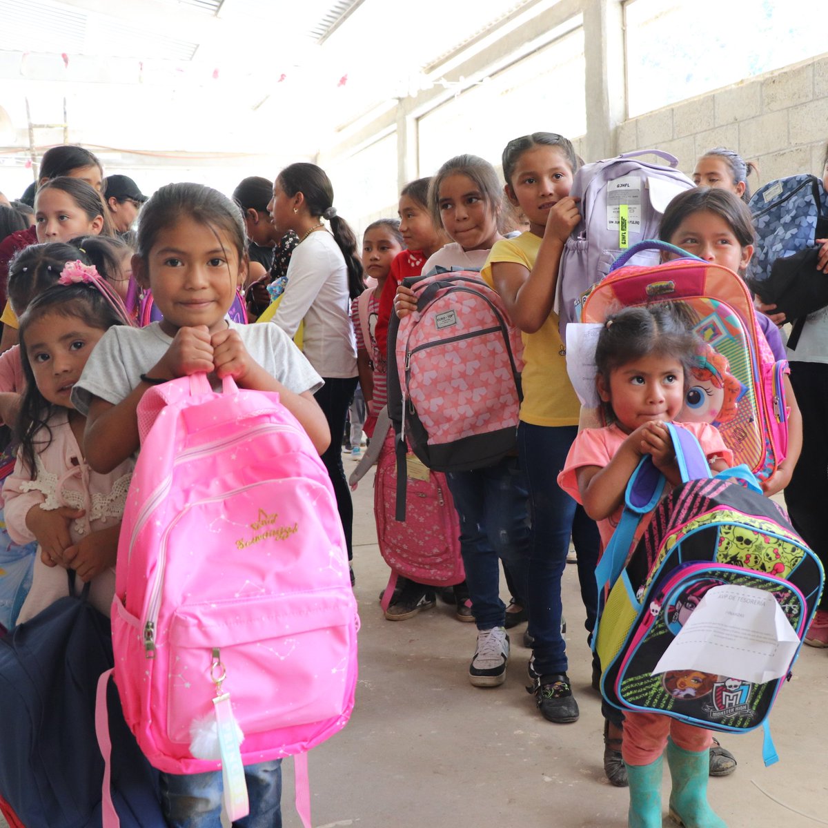 ContagiandoAC's tweet photo. Así recibimos más de 400 sonrisas a cambio de mochila y útiles nuevos para el #RegresoAClases entregadas este fin de semana de nuestra campaña #LaMochilaDelCambio en comunidades marginadas de la Sierra del Pico de Orizaba en Veracruz.
#ContagiandoVoluntad #LaVoluntadDeAyudar https://t.co/eB08cf6MEp
