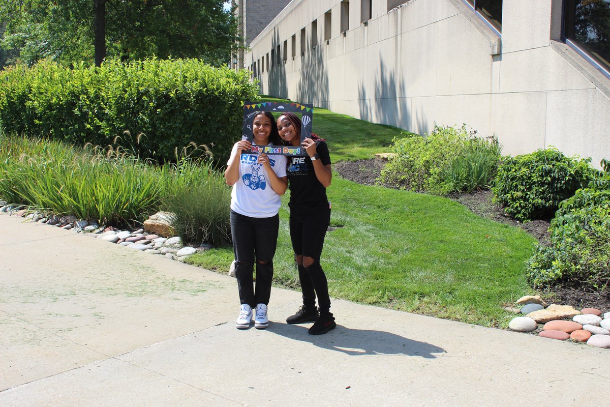 Brought the 𝒽𝑒𝒶𝓉 (literally) to the first day of school! 

Have a great start to the semester, Roos!🦘

#RooUp #FIREBACK #BookRoos 📚