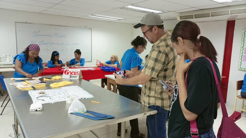 Inces_Guarico2's tweet photo. #21AG | Hoy en el centro de formación socialista (CFS) San Juan del Inces de Guárico, nuestros participantes y maestros, hicieron muestra de sus actividades formativas en vivo, con la presencia de los medios de comunicación.

#64AñosEnseñandoLaTécnica
#AprendoLaTécnica https://t.co/21G6RNEgTG