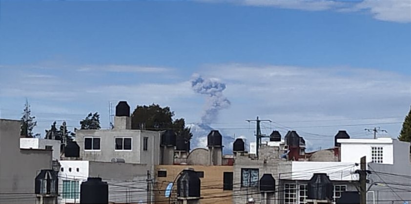 gialoSE's tweet image. #Monitoreo | 👉 Así poco antes de las 9 de la mañana de este lunes, la vista desde @GobTlaxcala de la gran #Exhalación ocurrida en el volcán #Popocatépetl, SEMÁFORO VOLCÁNICO PERMANECE EN AMARILLO FASE 2 🛑👁️‍🗨️🚧🏔️🚥