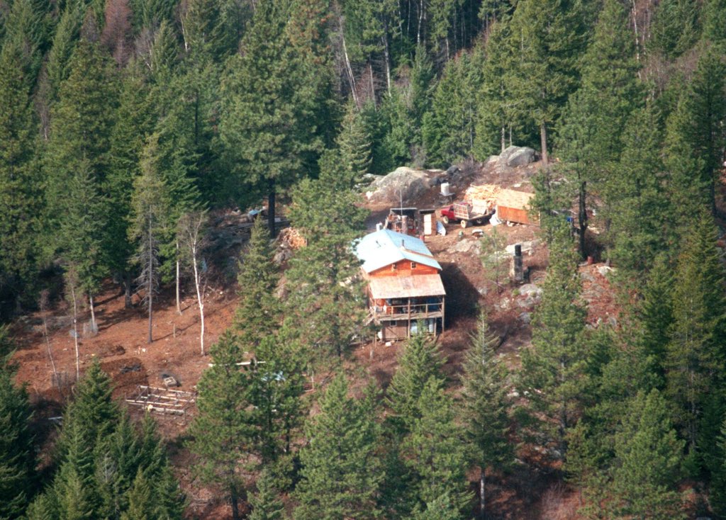 Never forget 

On this day 31 years ago, the FBI attack on the Ruby Ridge property began 

Federal agents murdered Randy Weaver’s 14 year old son by shooting him in the back along with his dog

The next day, a federal sniper killed Randy’s wife inside the family cabin while she