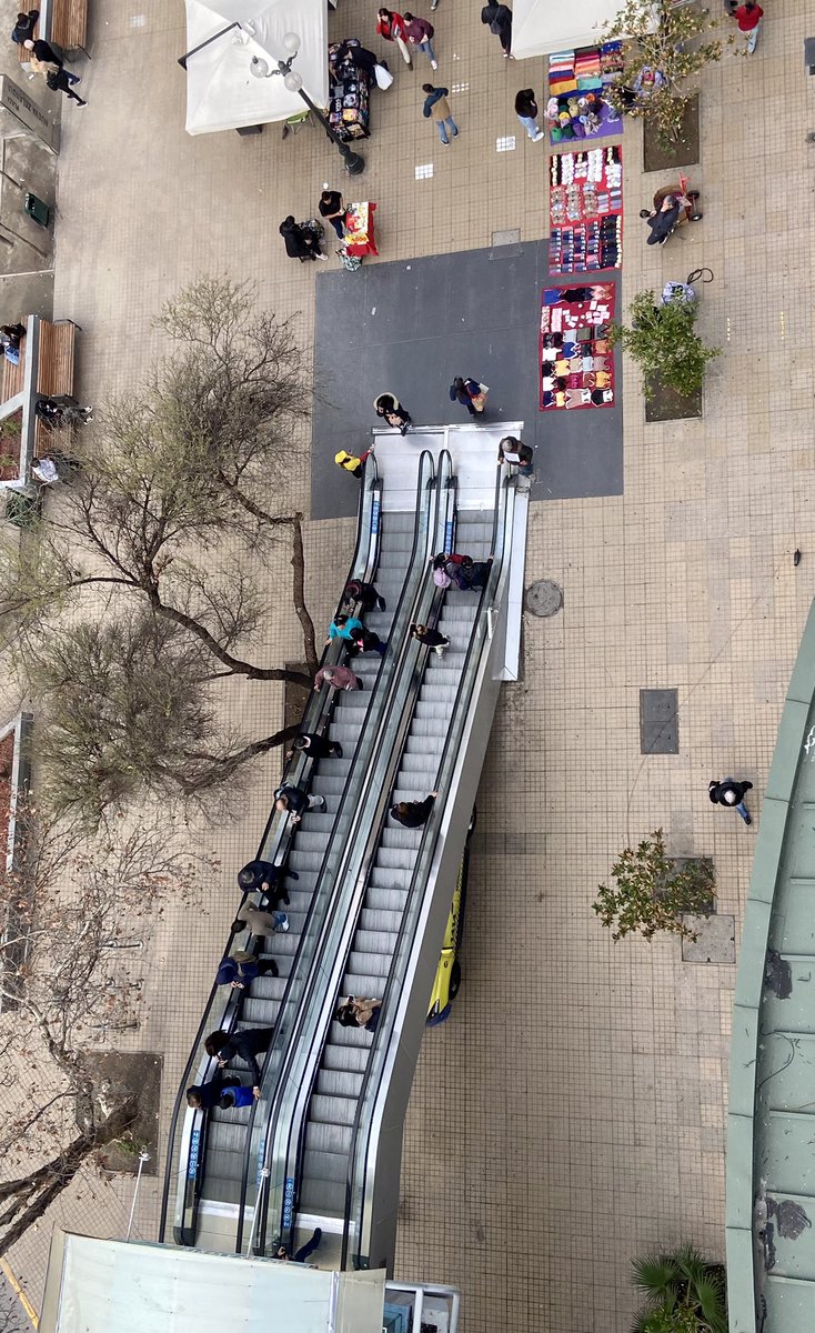 palmadent's tweet photo. @evelynmatthei estimada alcaldesa, debajo de la pasarela del Costanera , camioneta de seguridad ( vacía) y los ambulantes como en los viejos tiempos . Mezclados con los artesanos establecidos. Nadie fiscaliza . Saludos https://t.co/KuCdaxIHaz